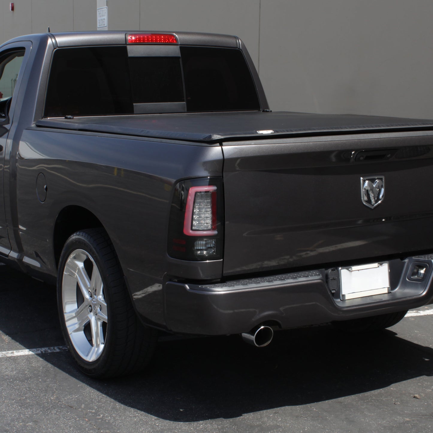 Spyder 09-16 Dodge Ram 1500 Light Bar LED Tail Lights - Black Smoke